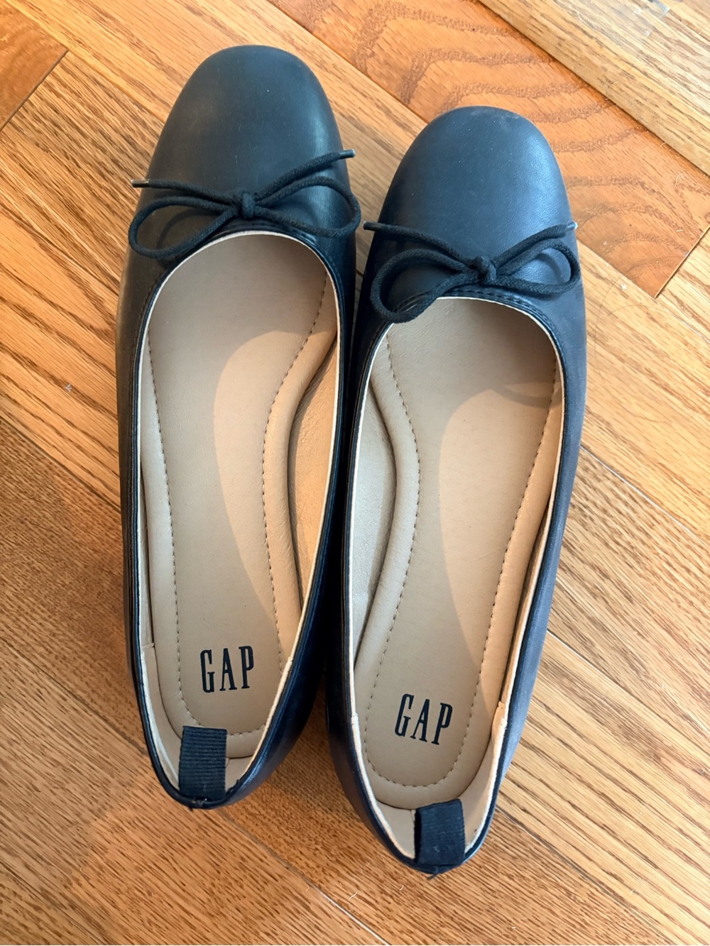 GAP Black Round-Toe Ballet Flats with Bow Accent. vegan leather